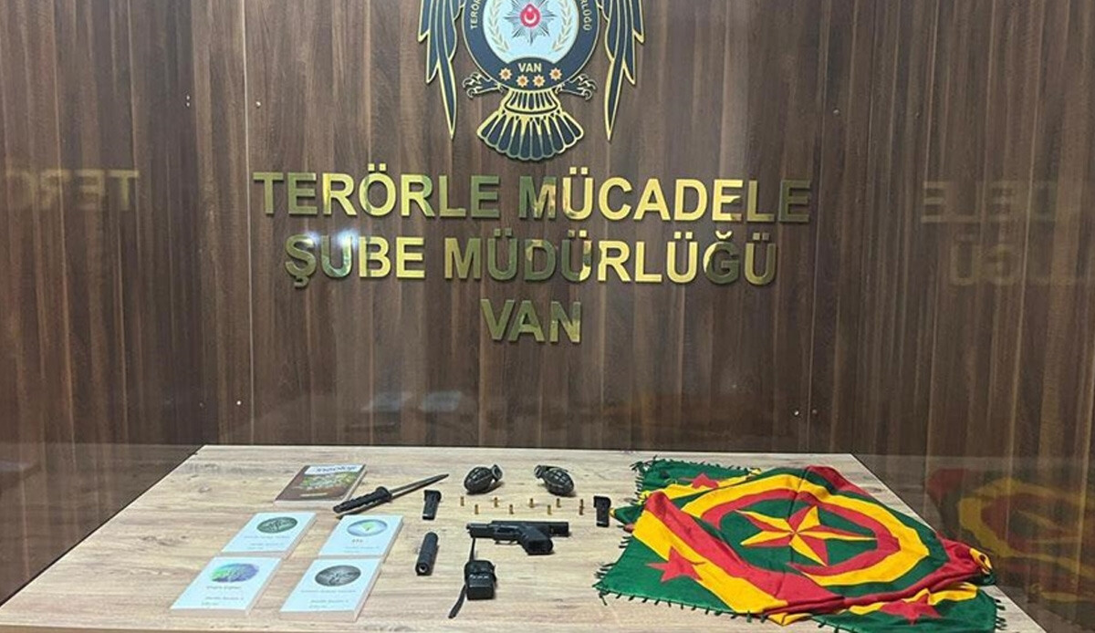 Teröristlere kaçacak delik yok! Eylem hazırlığındaki 5 PKK'lı kıskıvrak yakalandı Teröristlere kaçacak delik yok! Eylem hazırlığındaki 5 PKK'lı kıskıvrak yakalandı