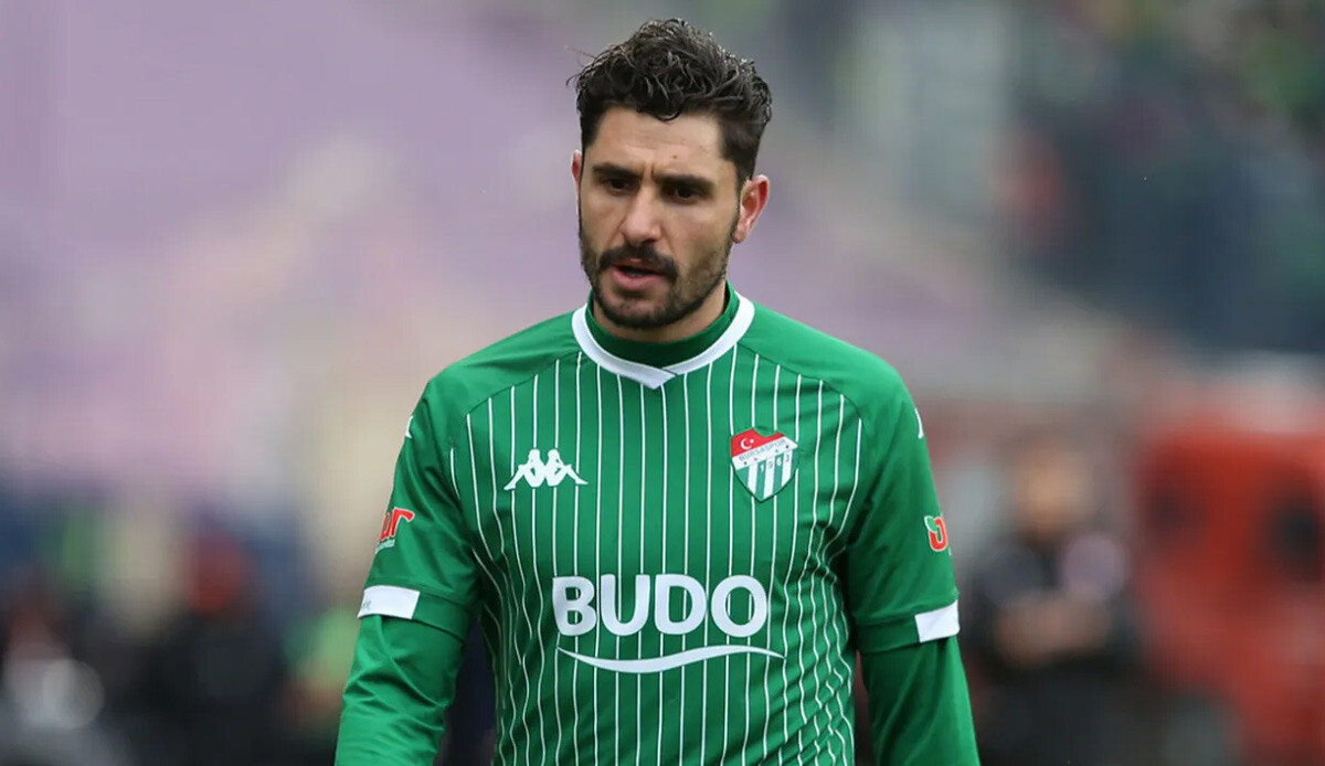 Özer Hurmacı futbola geri döndü: Bursaspor'la anlaşma imzaladı Özer Hurmacı futbola geri döndü: Bursaspor'la anlaşma imzaladı