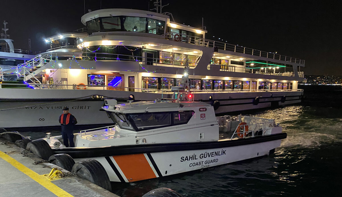 İstanbul Boğazı'ndaki teknelere sahte içki denetimi İstanbul Boğazı'ndaki teknelere sahte içki denetimi
