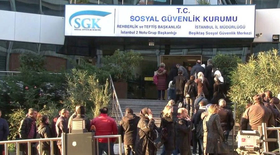 Haberi duyan koştu... SGK önünde EYT kuyruğu!