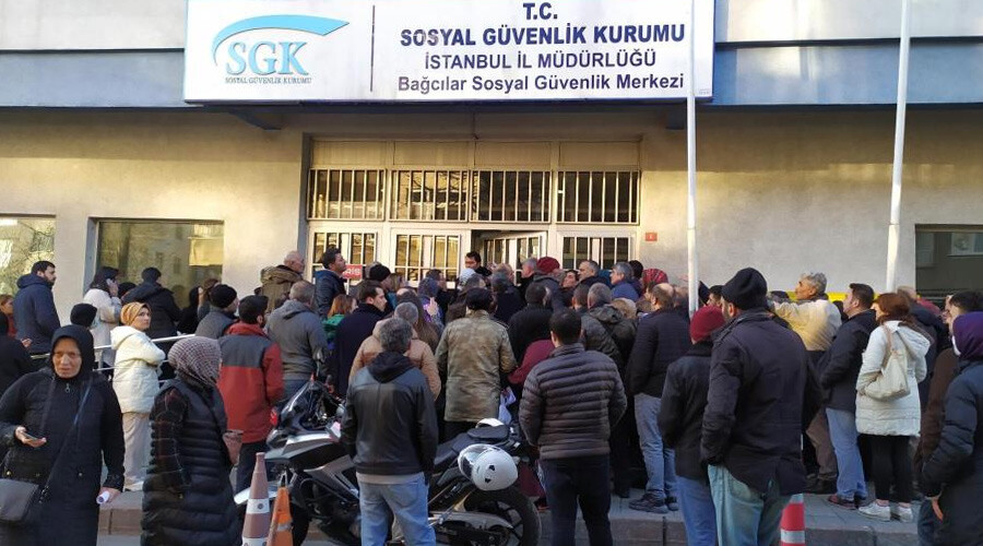 Haberi duyan koştu... SGK önünde EYT kuyruğu!