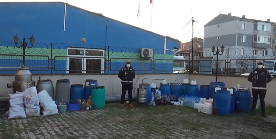 İstanbul Boğazı'ndaki teknelere sahte içki denetimi İstanbul Boğazı'ndaki teknelere sahte içki denetimi