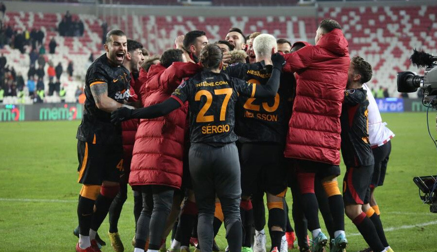Galatasaray seriye taktı! Sivasspor deplasmanında 3 puanı Barış Alper Yılmaz getirdi Galatasaray seriye taktı! Sivasspor deplasmanında 3 puanı Barış Alper Yılmaz getirdi