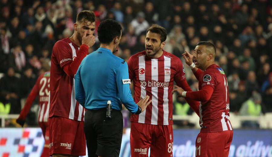 Sivasspor'un golü neden iptal edildi? Rıza Çalımbay'dan Galatasaray maçının hakemine sitem