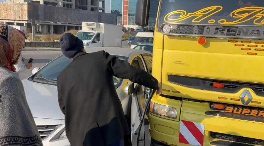 Trajikomik anlar kamerada: Kazayı izlerken kaza yaptılar Trajikomik anlar kamerada: Kazayı izlerken kaza yaptılar