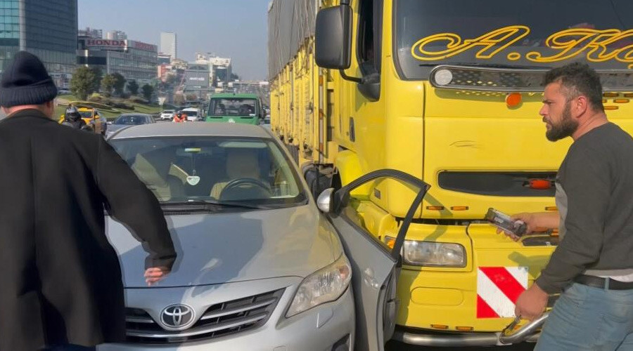 Trajikomik anlar kamerada: Kazayı izlerken kaza yaptılar Trajikomik anlar kamerada: Kazayı izlerken kaza yaptılar