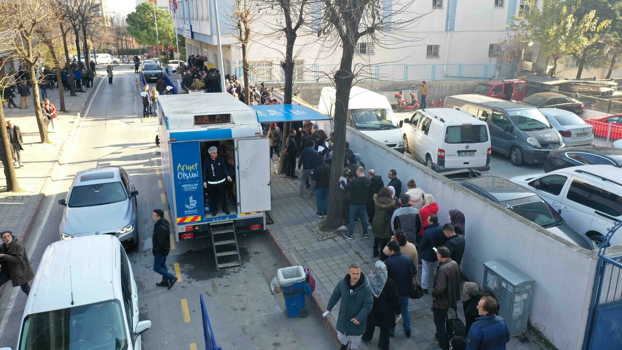 Alkışlar müdüre: Soğukta bekleyen EYT'lilerin içini ısıttı Alkışlar müdüre: Soğukta bekleyen EYT'lilerin içini ısıttı