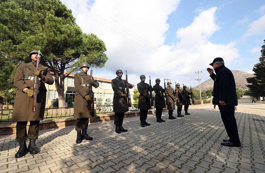 Bakan Akar'dan 'Rüzgar Alayı'na ziyaret