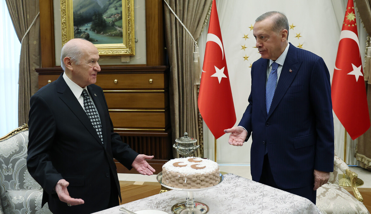 Bahçeli’ye üç hilalli pasta sürprizi Bahçeli’ye üç hilalli pasta sürprizi