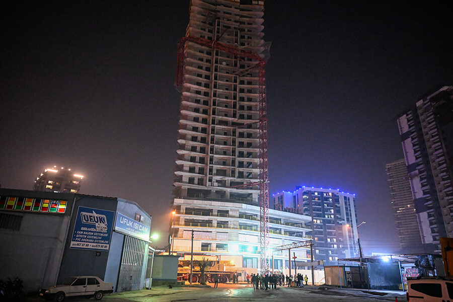 İzmir'de feci iş kazası! Kule vinci devrildi: 6 ölü