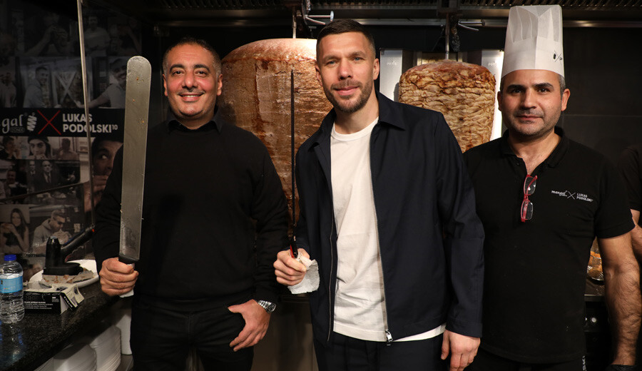 Lukas Podolski döner zincirinin 22. şubesini açtı, dışarda kuyruk oluştu