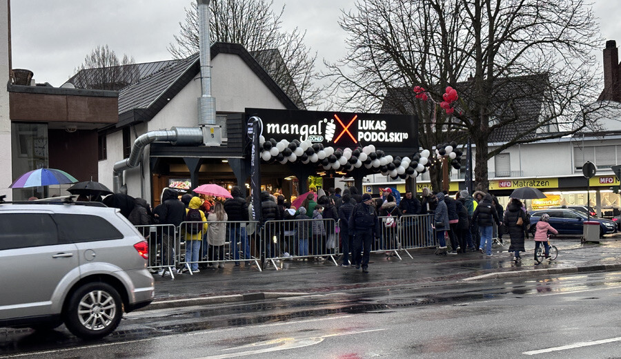 Lukas Podolski döner zincirinin 22. şubesini açtı, dışarda kuyruk oluştu