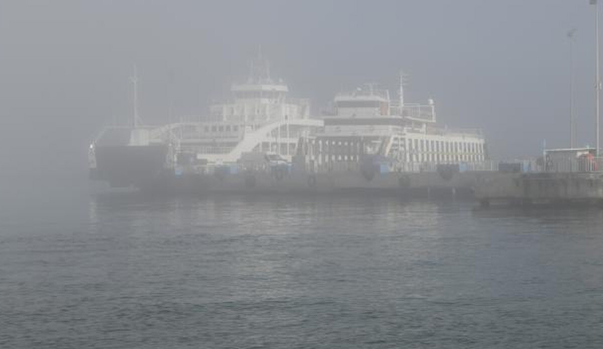 Çanakkale Boğazı'nda sis alarmı: Transit gemi geçişlerine kapatıldı Çanakkale Boğazı'nda sis alarmı: Transit gemi geçişlerine kapatıldı