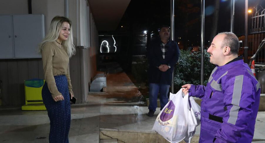 Bakan Varank’tan kuryelerle yılbaşı mesaisi: Kaskını taktı ve motosiklet ile dağıtıma çıktı Bakan Varank’tan kuryelerle yılbaşı mesaisi: Kaskını taktı ve motosiklet ile dağıtıma çıktı