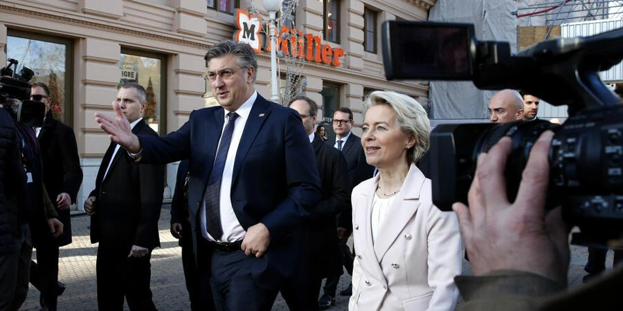 İlk alışveriş başbakandan... Hırvatistan, Schengen ve euro bölgesine dahil oldu İlk alışveriş başbakandan... Hırvatistan, Schengen ve euro bölgesine dahil oldu