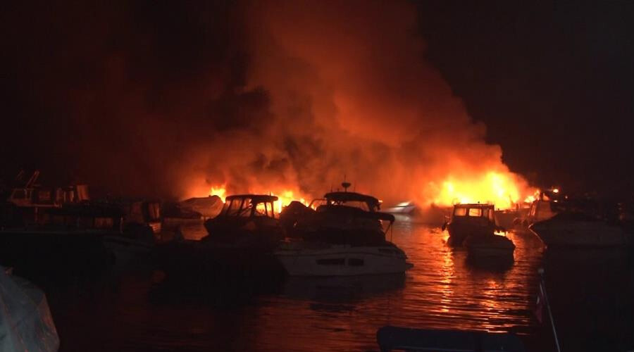 Caddebostan yat limanında yangın: Tekneler alev topuna döndü Caddebostan yat limanında yangın: Tekneler alev topuna döndü