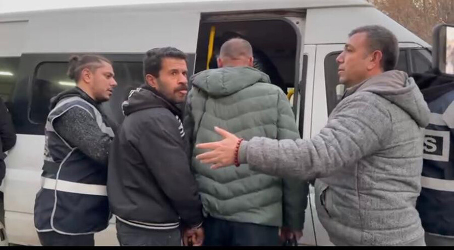 Büyük operasyonla yakalandılar! Biri gazetecilere lakap taktı, diğeri tükürdü Büyük operasyonla yakalandılar! Biri gazetecilere lakap taktı, diğeri tükürdü