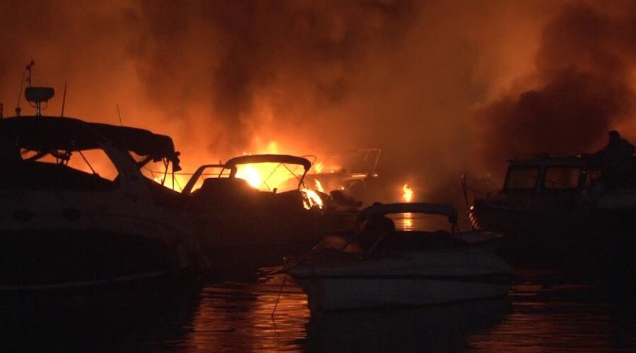 Caddebostan yat limanında yangın: Tekneler alev topuna döndü Caddebostan yat limanında yangın: Tekneler alev topuna döndü