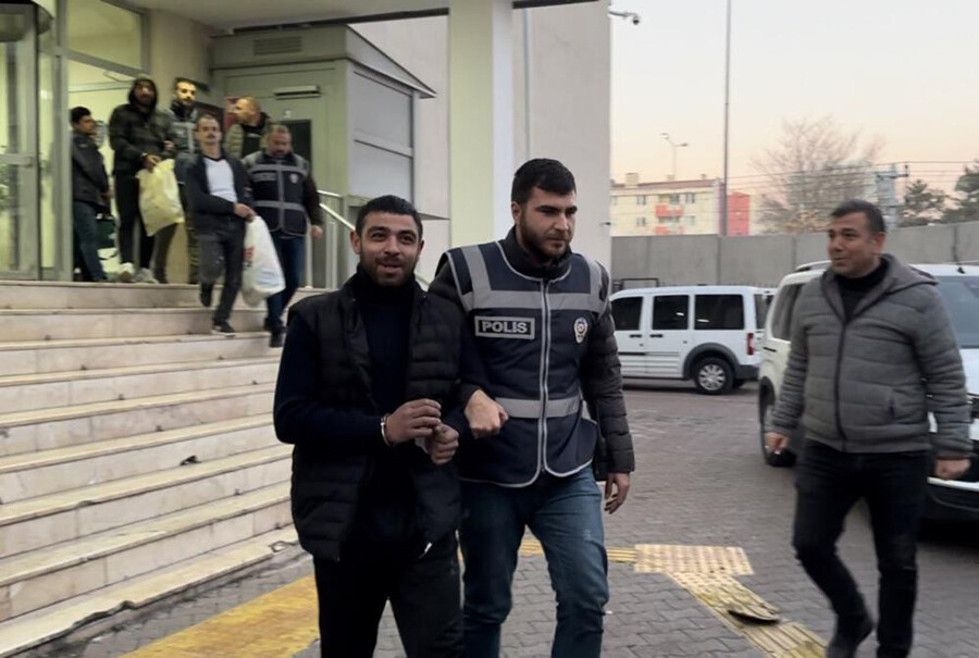Büyük operasyonla yakalandılar! Biri gazetecilere lakap taktı, diğeri tükürdü Büyük operasyonla yakalandılar! Biri gazetecilere lakap taktı, diğeri tükürdü