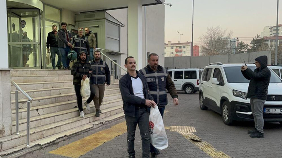 Büyük operasyonla yakalandılar! Biri gazetecilere lakap taktı, diğeri tükürdü Büyük operasyonla yakalandılar! Biri gazetecilere lakap taktı, diğeri tükürdü