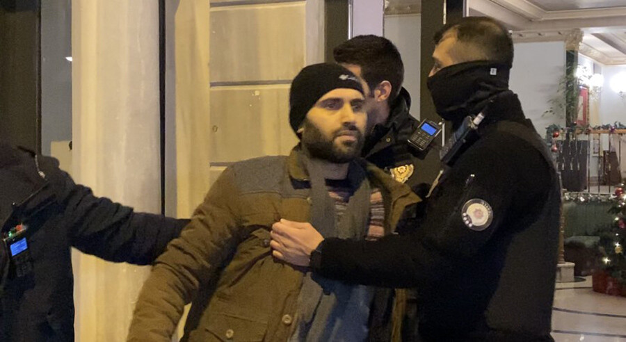 Beyoğlu'nda bomba paniği! 'Ölmek istiyorum' diye bağırıp şüpheli çantayı fırlattı