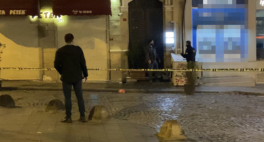 Beyoğlu'nda bomba paniği! 'Ölmek istiyorum' diye bağırıp şüpheli çantayı fırlattı