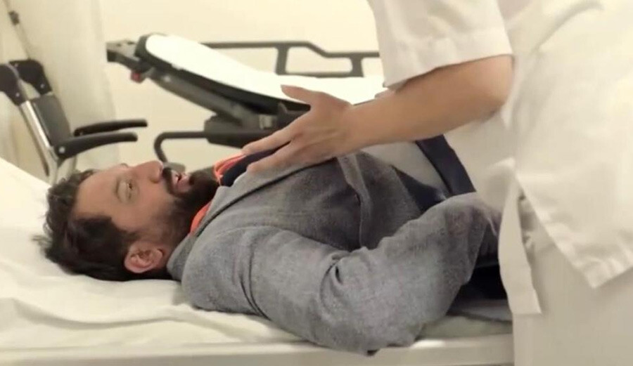 Aralarında oyuncu Burak Bozdağ’ın da bulunduğu 15 kişi zehirlenerek hastanelik oldu Aralarında oyuncu Burak Bozdağ’ın da bulunduğu 15 kişi zehirlenerek hastanelik oldu