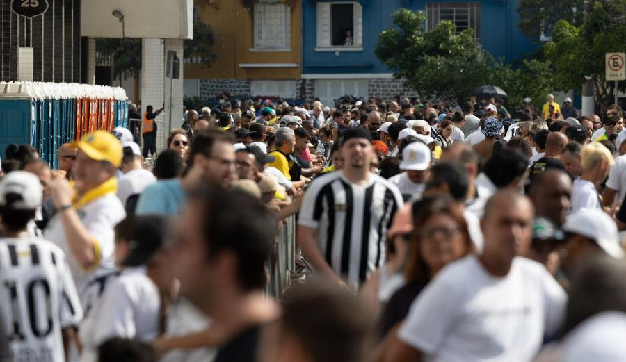 Pele'nin cenaze törenine yüz binler katıldı! Efsanenin naaşı şehrin sokaklarında dolaştırıldı Pele'nin cenaze törenine yüz binler katıldı! Efsanenin naaşı şehrin sokaklarında dolaştırıldı