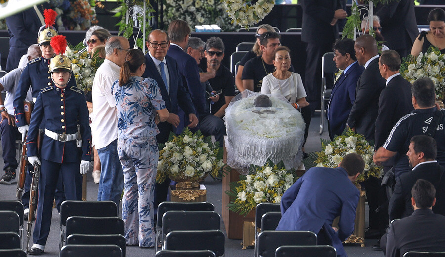 Pele'nin cenaze törenine yüz binler katıldı! Efsanenin naaşı şehrin sokaklarında dolaştırıldı Pele'nin cenaze törenine yüz binler katıldı! Efsanenin naaşı şehrin sokaklarında dolaştırıldı