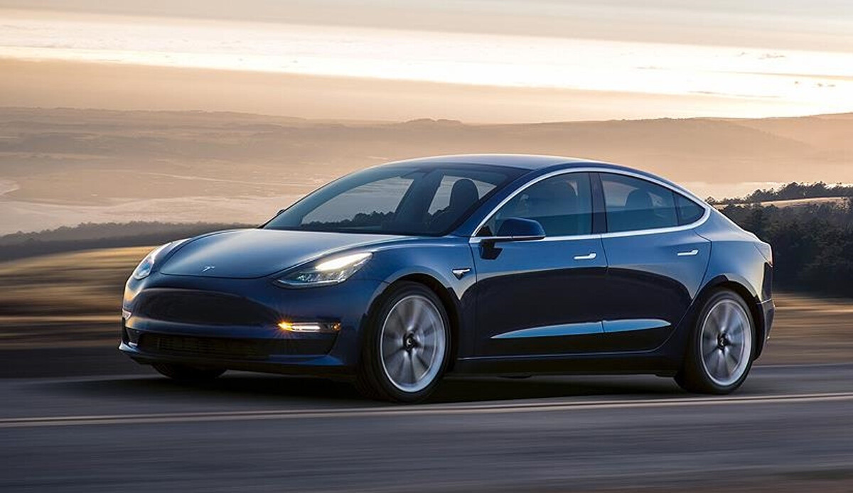 Polis, sürücüsü uyuyan Tesla'yı 15 dakika boyunca kovaladı!