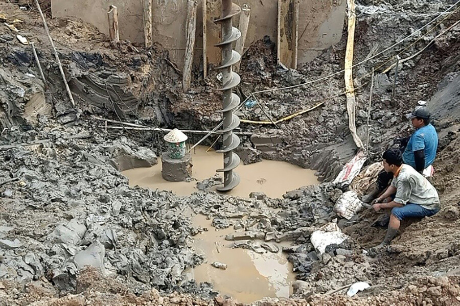 Beton sütunun içine sıkışan Vietnamlı çocuktan acı haber Beton sütunun içine sıkışan Vietnamlı çocuktan acı haber