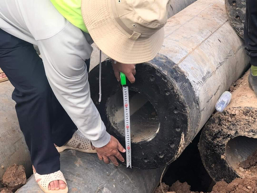 Beton sütunun içine sıkışan Vietnamlı çocuktan acı haber Beton sütunun içine sıkışan Vietnamlı çocuktan acı haber