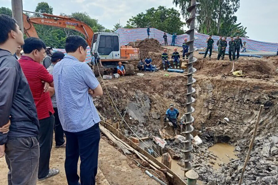 Beton sütunun içine sıkışan Vietnamlı çocuktan acı haber Beton sütunun içine sıkışan Vietnamlı çocuktan acı haber