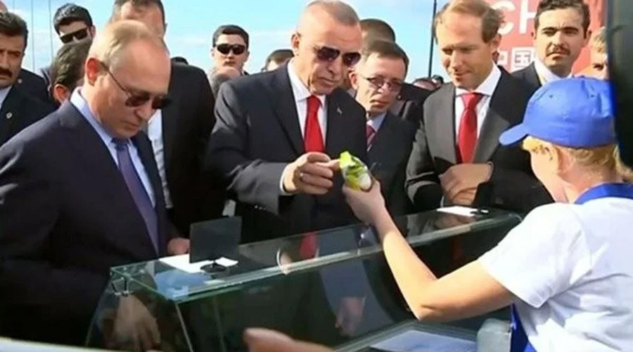 Putin’in arkasındaki gizemli kadın: Karargahta, gemide, kilisede… Cumhurbaşkanı Erdoğan’a da dondurma vermişti! Putin’in arkasındaki gizemli kadın: Karargahta, gemide, kilisede… Cumhurbaşkanı Erdoğan’a da dondurma vermişti!