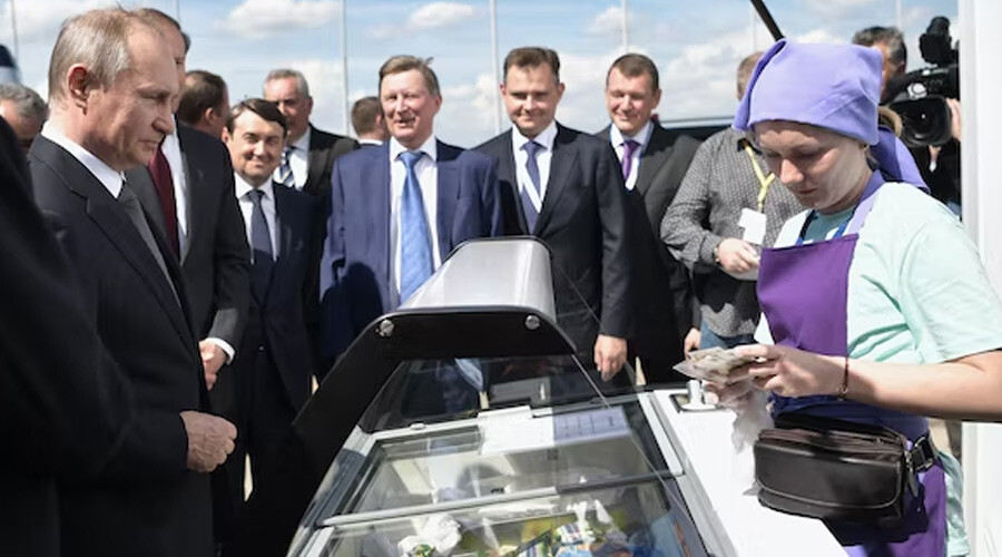 Putin’in arkasındaki gizemli kadın: Karargahta, gemide, kilisede… Cumhurbaşkanı Erdoğan’a da dondurma vermişti! Putin’in arkasındaki gizemli kadın: Karargahta, gemide, kilisede… Cumhurbaşkanı Erdoğan’a da dondurma vermişti!