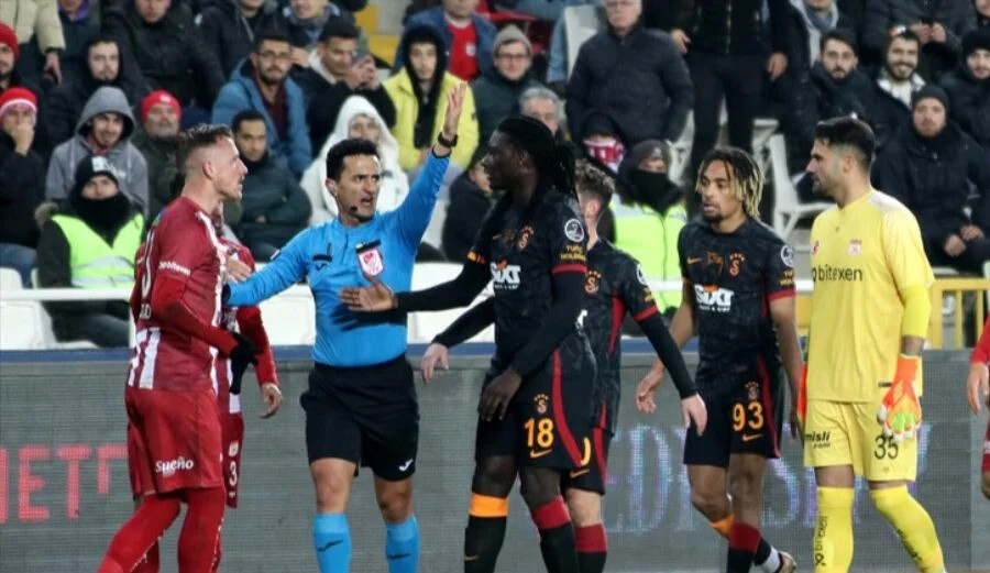 Galatasaray: Tüm tartışmalı pozisyonların kaydının açıklanmasını istiyoruz Galatasaray: Tüm tartışmalı pozisyonların kaydının açıklanmasını istiyoruz