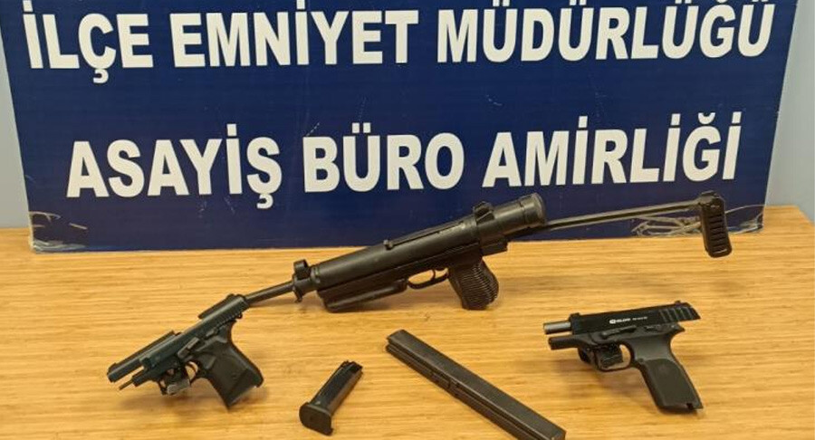 İstanbul’da dev baskın: Suikast silahı ele geçirildi İstanbul’da dev baskın: Suikast silahı ele geçirildi