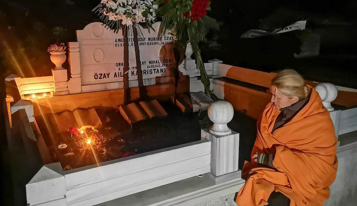 Ölüm acısıyla sarsılan Tuğba Özay, babasının mezarı başında sabahladı Ölüm acısıyla sarsılan Tuğba Özay, babasının mezarı başında sabahladı