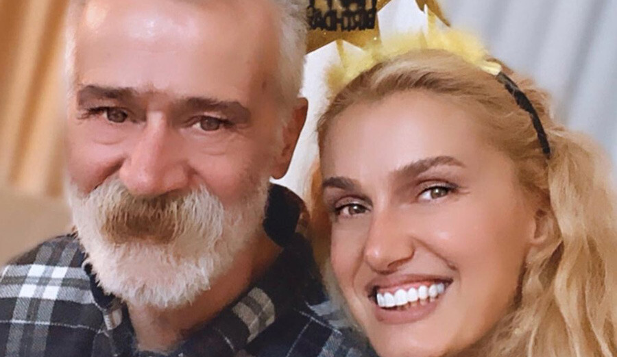 Ölüm acısıyla sarsılan Tuğba Özay, babasının mezarı başında sabahladı Ölüm acısıyla sarsılan Tuğba Özay, babasının mezarı başında sabahladı