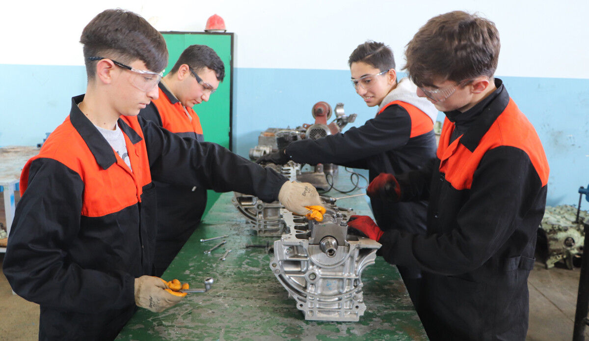 İşveren havada kapıyor! Bu lisenin mezunları 37 bin 500 TL maaşla işe alınıyor