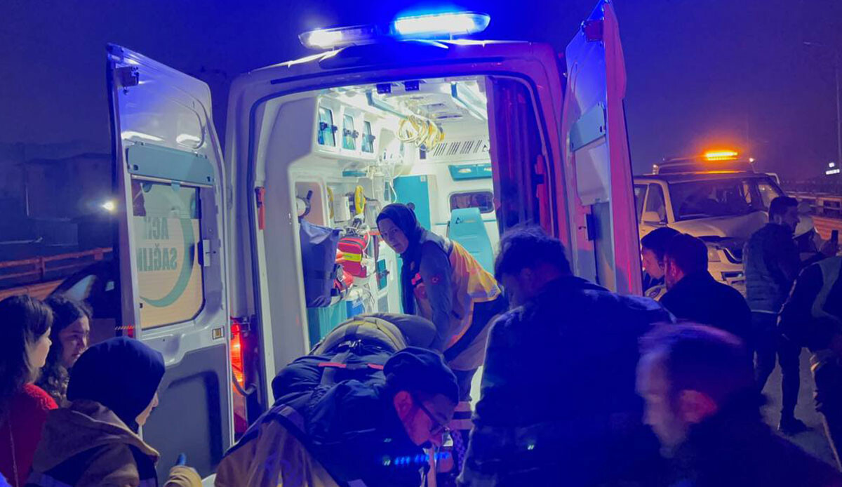 Kocaeli'de trafikte korkulu dakikalar! 1'i minibüs 5 araç birbirine girdi  Kocaeli'de trafikte korkulu dakikalar! 1'i minibüs 5 araç birbirine girdi