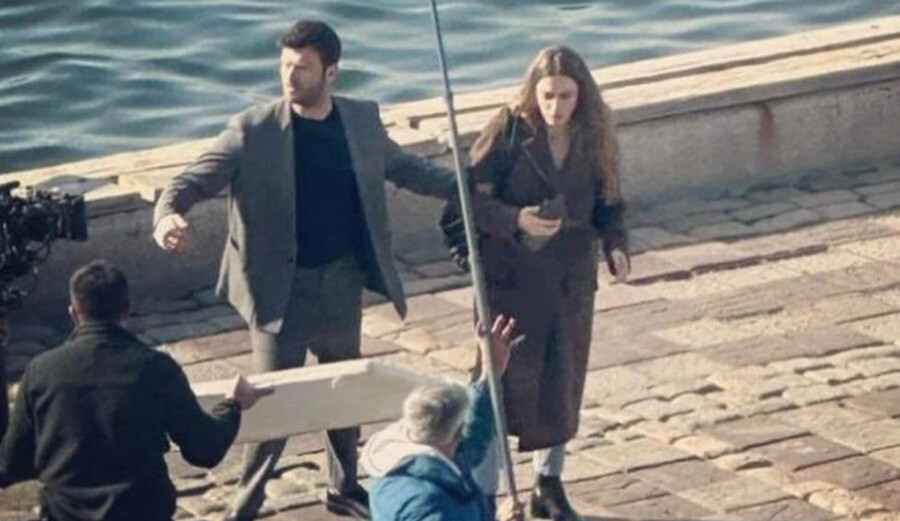 İşte beklenen fotoğraf! Kıvanç Tatlıtuğ ve Serenay Sarıkaya’nın ‘Aile’ dizisinden ilk kare geldi İşte beklenen fotoğraf! Kıvanç Tatlıtuğ ve Serenay Sarıkaya’nın ‘Aile’ dizisinden ilk kare geldi