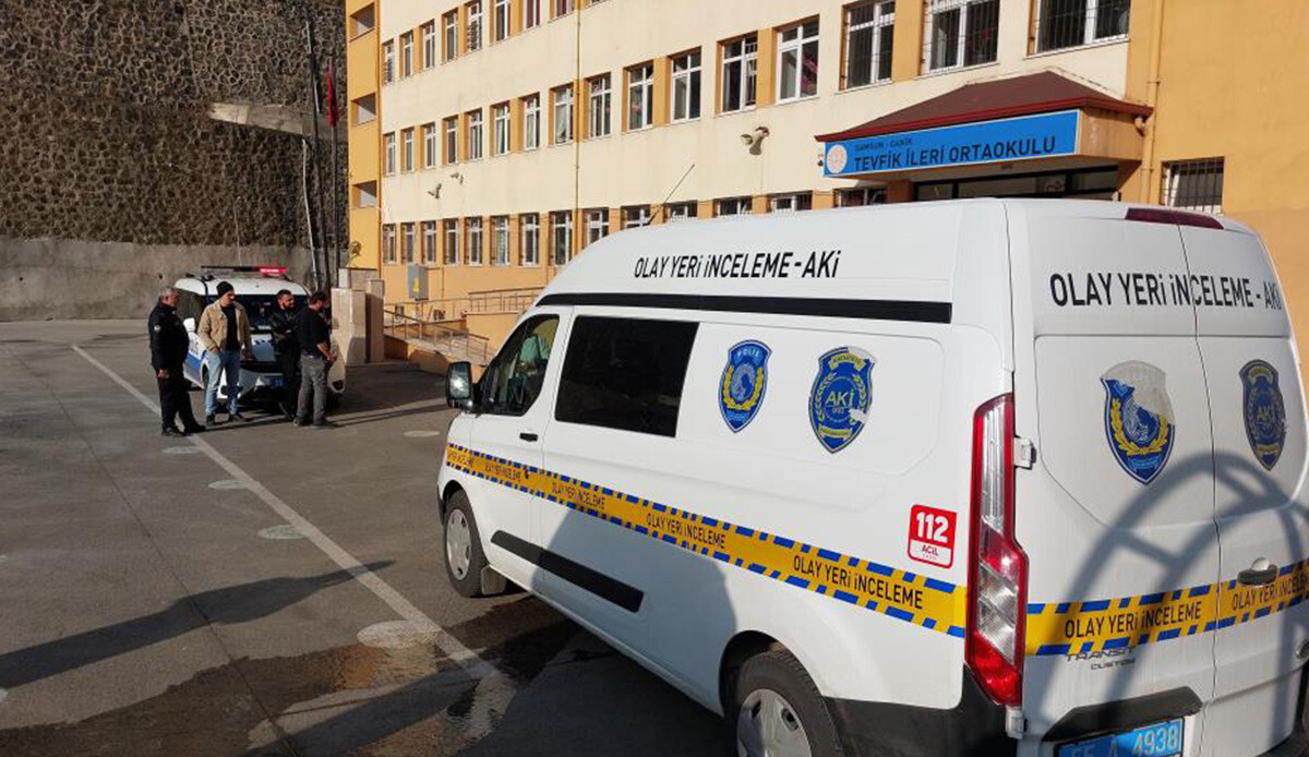Okul bahçesinde vahşet! Annesini vurdu erkek arkadaşını ağır yaraladı Okul bahçesinde vahşet! Annesini vurdu erkek arkadaşını ağır yaraladı