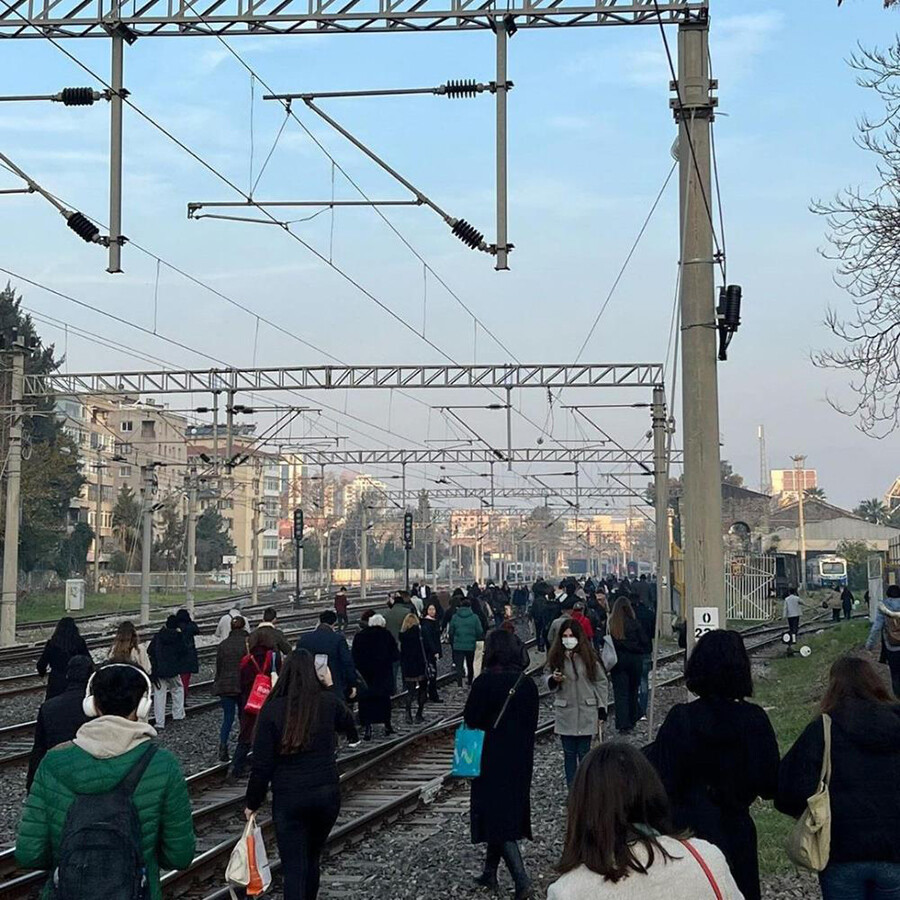 İZBAN arızalanınca mahsur kalan yolcular kalasla taşındı İZBAN arızalanınca mahsur kalan yolcular kalasla taşındı