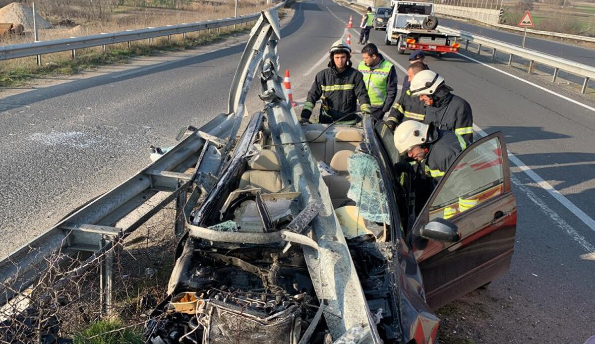 Bariyerlere ok gibi saplandı, sürücü araçtan sağ salim çıktı