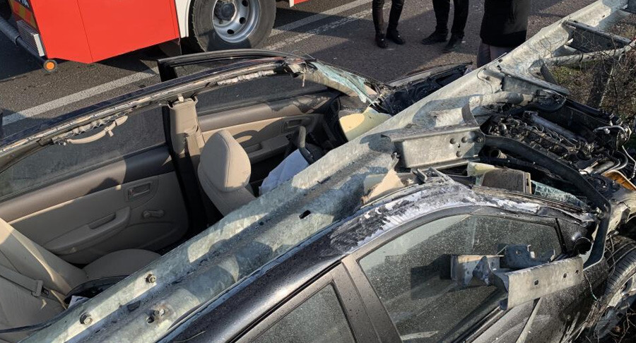 Bariyerlere ok gibi saplandı, sürücü araçtan sağ salim çıktı Bariyerlere ok gibi saplandı, sürücü araçtan sağ salim çıktı