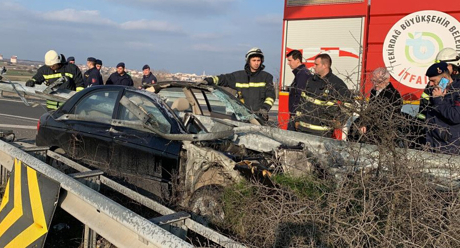 Bariyerlere ok gibi saplandı, sürücü araçtan sağ salim çıktı Bariyerlere ok gibi saplandı, sürücü araçtan sağ salim çıktı