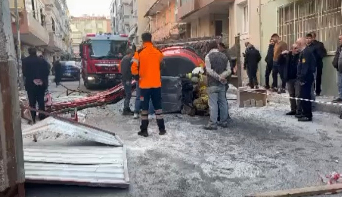 İzmir’de korkutan olay: Yıkım sırasında iş makinesi 3. kattan düştü