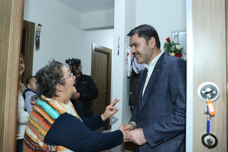 Bakan Kurum, Antalya Manavgat'ta afetzedelerin evine konuk oldu