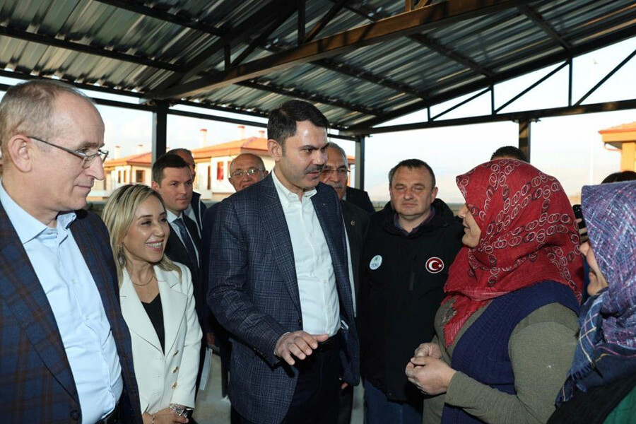 Bakan Kurum, Antalya Manavgat'ta afetzedelerin evine konuk oldu